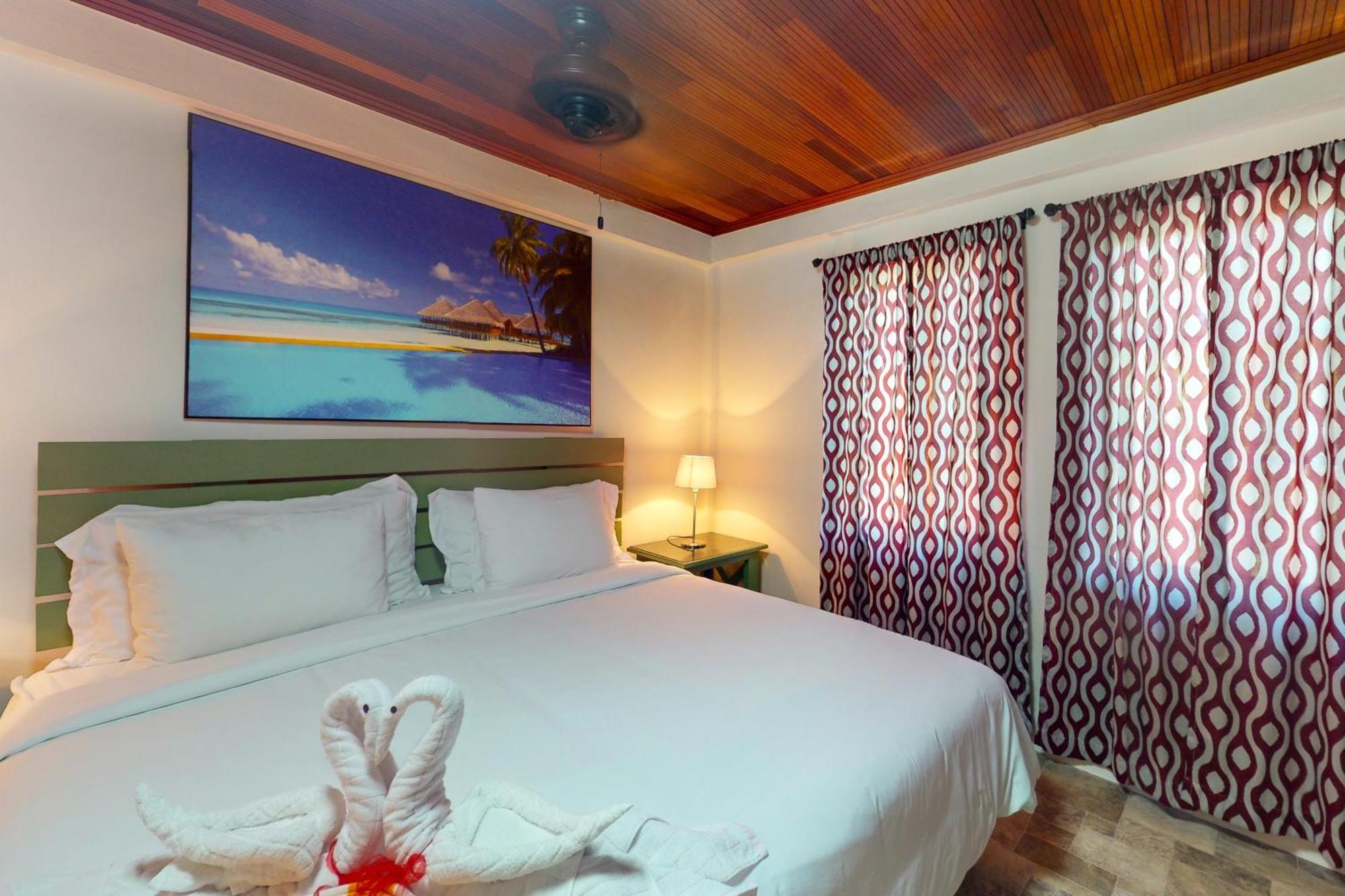 Hummingbird Home Suites San Pedro  Quarto foto