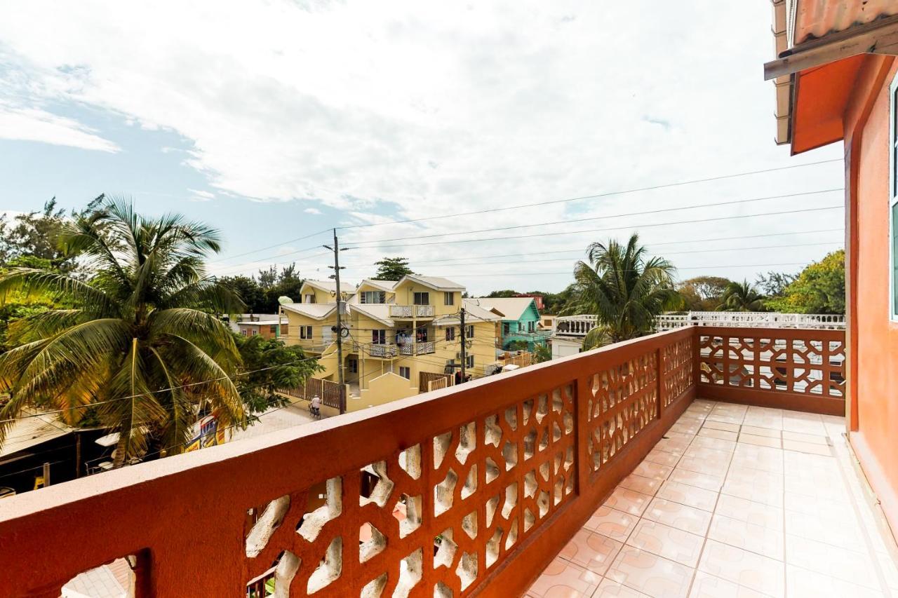 Hummingbird Home Suites San Pedro  Exterior foto